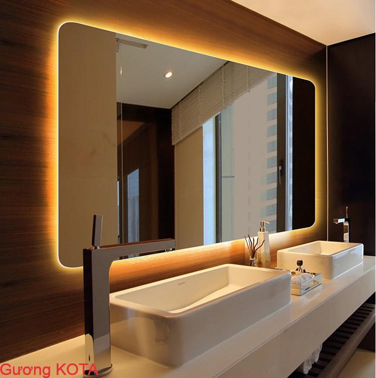 Gương đèn LED tràn viền là lựa chọn hoàn hảo cho những ai muốn tạo nên không gian nhà tắm mịn màng và đẳng cấp. Gương được trang bị đèn LED chất lượng cao và có thiết kế tràn viền sáng tạo, tạo nên dải sáng xung quanh gương, giúp cho việc trang điểm và chăm sóc bản thân dễ dàng hơn rất nhiều.