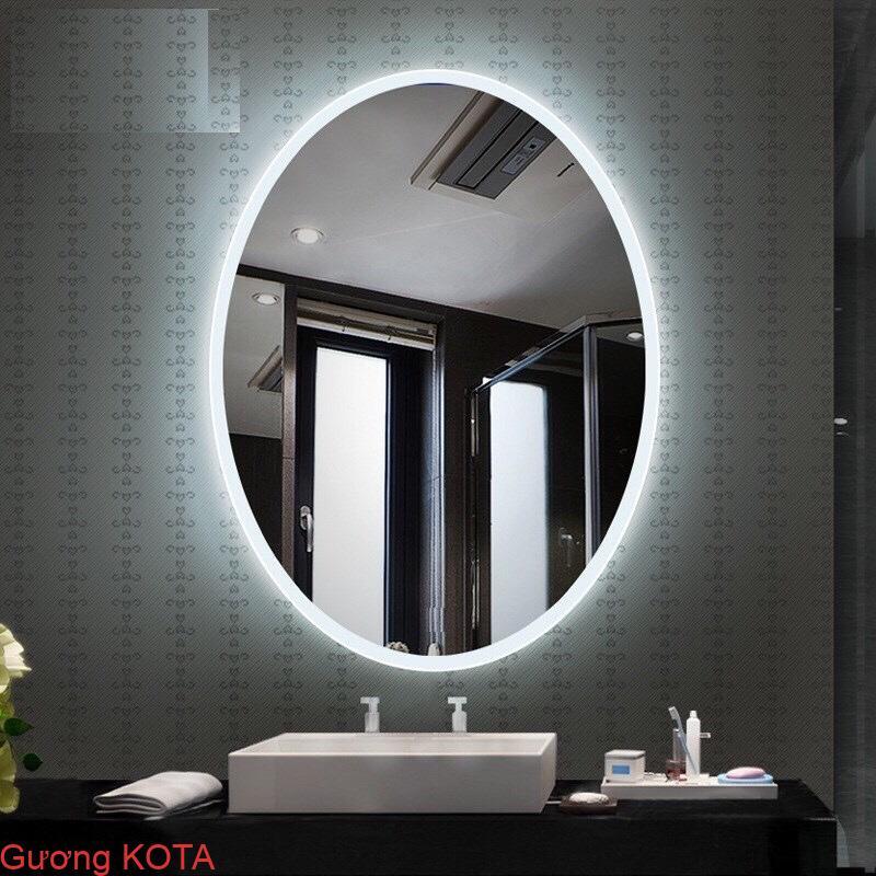 Một chiếc gương bỉ phòng tắm đèn LED chắc chắn sẽ làm bạn phải say mê ngay từ cái nhìn đầu tiên. Với thiết kế ưu việt kết hợp cùng công nghệ chiếu sáng đèn LED, chiếc gương này mang đến không gian phòng tắm một vẻ đẹp tươi sáng hơn bao giờ hết. Hãy xem bức hình này và cùng tận hưởng những khát khao trang trí phòng tắm của mình.